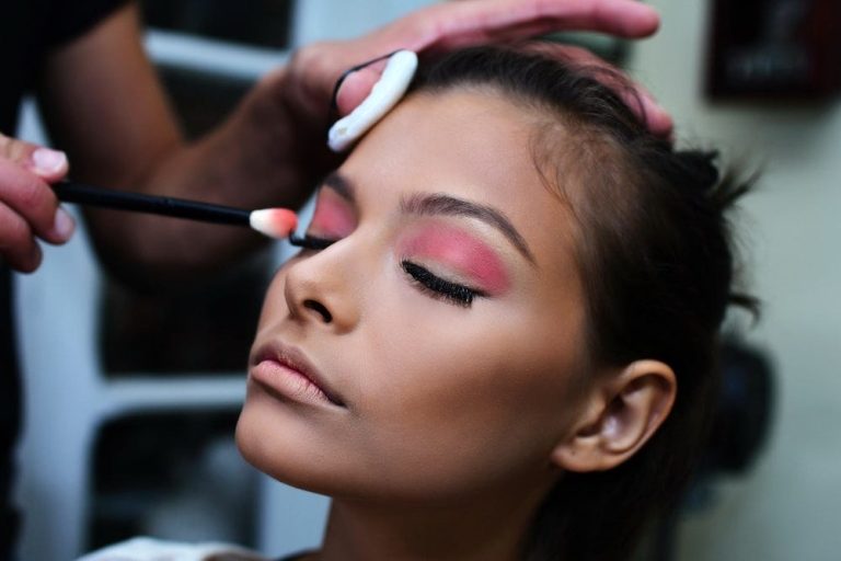 Pros and Cons of working as a makeup artist